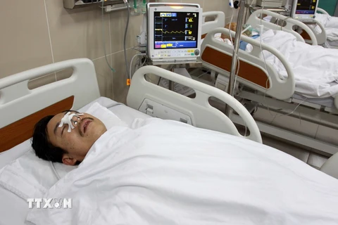 Bác sỹ Đỗ Chính Nghĩa vừa được mổ nâng xương, chỉnh mũi và được điều trị tại Bệnh viện đa khoa tỉnh Thái Bình. (Ảnh: Thế Duyệt/TTXVN)