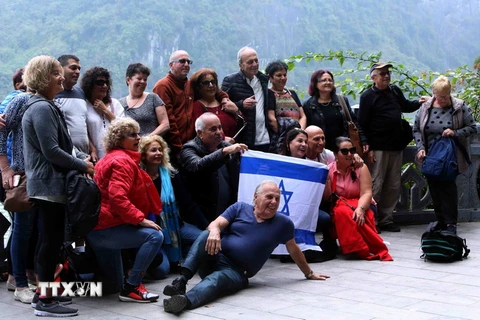Đoàn khách du lịch Israel thăm Vịnh Hạ Long. (Ảnh: Quang Quyết/TTXVN)