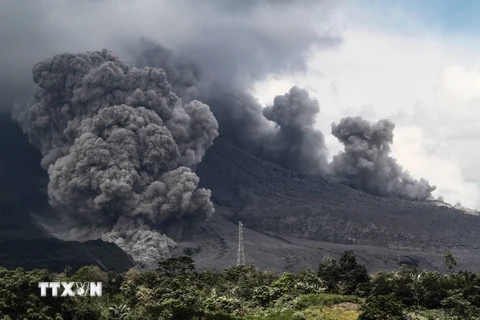 Núi lửa Sinabung tại Indonesia phun trào ngày 18/12. (Nguồn: THX/TTXVN)
