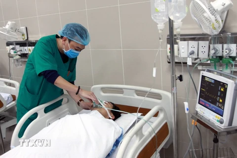 Bác sỹ Đỗ Chính Nghĩa vừa được mổ nâng xương, chỉnh mũi và được điều trị tại Bệnh viện đa khoa tỉnh Thái Bình. (Ảnh: Thế Duyệt/TTXVN)