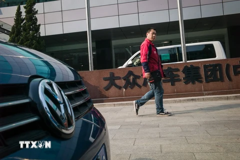 Biển hiệu tại văn phòng công ty đại diện của hãng Volkswagen ở Bắc Kinh, Trung Quốc. (Nguồn: AFP/TTXVN)