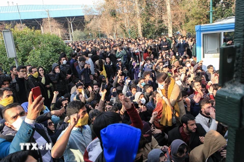 Quang cảnh cuộc biểu tình phản đối các vấn đề kinh tế tại Tehran, Iran ngày 30/12/2017. (Nguồn: AFP/TTXVN)