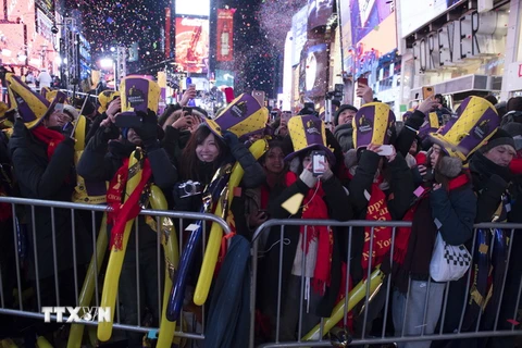Niềm hân hoan của người dân trong thời khắc thả quả cầu pha lê đón Năm mới ở New York ngày 1/1/2018. (Nguồn: AFP/TTXVN)