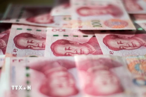 Đồng tiền 100 nhân dân tệ tại Bắc Kinh, Trung Quốc. (Nguồn: AFP/TTXVN)