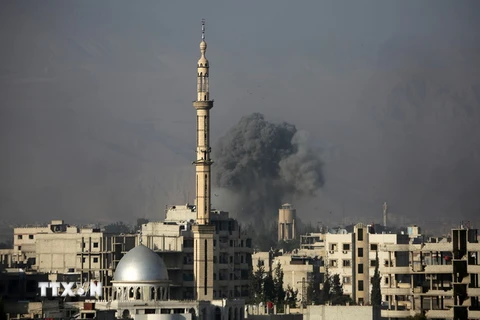 Khói bốc lên sau một cuộc không kích ở Syria. (Nguồn: AFP/TTXVN)