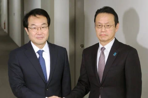 Ông Lee Do-hoon (phải) và ông Kenji Kanasugi trong một cuộc gặp hồi tháng 12/2017. (Nguồn: Getty images)