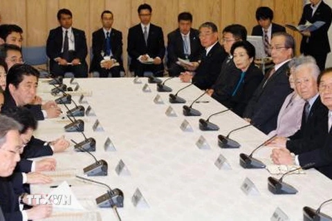 Thủ tướng Nhật Bản Shinzo Abe (thứ tư, trái) gặp thân nhân những người bị bắt cóc tại Tokyo ngày 2/4/2015. (Nguồn: Kyodo/TTXVN)