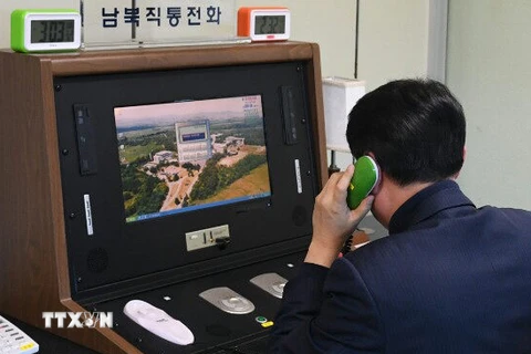 Một quan chức liên lạc của Hàn Quốc kiểm tra đường dây nóng liên Triều tại khu vực An ninh chung ở làng đình chiến Panmunjom ngày 3/1/2018. (Nguồn: Yonhap/TTXVN)