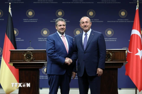 Ngoại trưởng Thổ Nhĩ Kỳ Mevlut Cavusoglu (phải) và người đồng cấp Đức Sigmar Gabriel tại cuộc họp báo ở Ankara ngày 5/6/2017. (Nguồn: AFP/TTXVN)