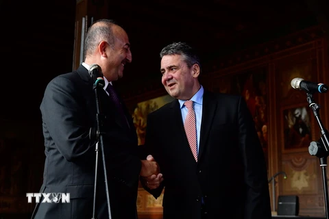 Ngoại trưởng Đức Sigmar Gabriel (phải) và người đồng cấp Thổ Nhĩ Kỳ Mevlut Cavusoglu (trái) đã có cuộc gặp tại thành phố Goslar (Đức). (Nguồn: AFP/TTXVN)