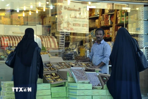 Người dân Saudi Arabia mua sắm tại một khu chợ ở Jeddah. (Nguồn: AFP/TTXVN)