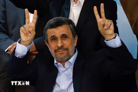 Cựu Tổng thống Iran Mahmoud Ahmadinejad sau khi đăng ký tranh cử Tổng thống tại Tehran ngày 12/4. (Nguồn: AFP/TTXVN)