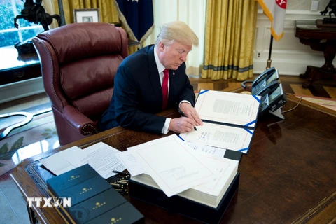 Tổng thống Mỹ Donald Trump ký một văn bản ở Washington DC.. (Nguồn: AFP/TTXVN)