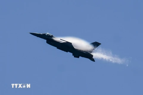 Máy bay chiến đấu F-16 trình diễn tại Triển lãm hàng không Breitling Huntington Beach ở Orange, California, Mỹ. (Nguồn: THX/TTXVN)
