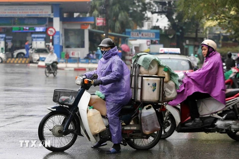 [Photo] Người dân lao động Hà Nội chống chọi với giá rét