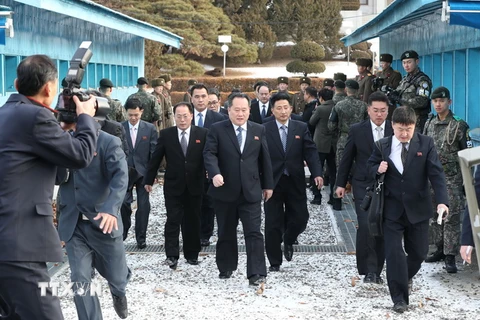 Chủ tịch Ủy ban thống nhất Hòa bình Triều Tiên (CPRK), Trưởng đoàn đàm phán Triều Tiên Ri Son-gwon (giữa) tới dự cuộc đàm phán cấp cao liên Triều ở làng đình chiến Panmunjom ngày 9/1. (Nguồn: Yonhap/TTXVN)