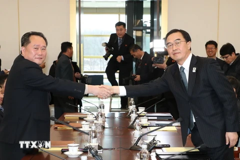 Trưởng đoàn đàm phán Triều Tiên Ri Son-gwon (trái, phía trước) và Trưởng đoàn đàm phán Hàn Quốc Cho Myoung-gyon (phải) trong cuộc đàm phán tại làng đình chiến Panmunjom ngày 9/1. (Nguồn: Yonhap/TTXVN)