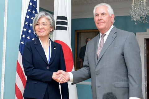 Ngoại trưởng Kang Kyung-wha ( trái) và người đồng cấp Mỹ Rex Tillerson. (Nguồn: english.hani.co.kr)
