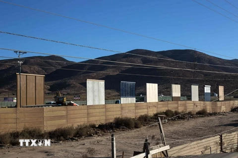 Các mẫu tường biên giới được dựng tại thành phố San Diego, bang California, Mỹ. (Nguồn: AFP/TTXVN)