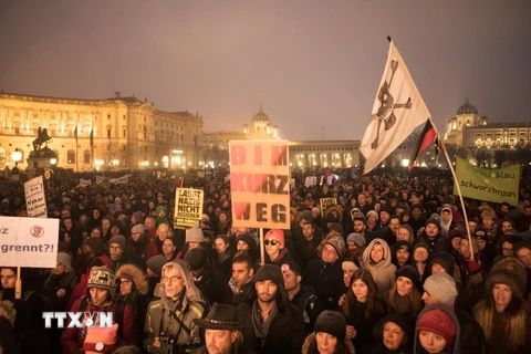 Người dân biểu tình phản đối đảng cánh hữu tại Vienna, Áo ngày 13/1. (Nguồn: AFP/TTXVN)