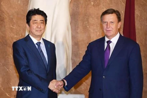  Thủ tướng Nhật Bản Shinzo Abe (trái) và người đồng cấp Latvia Maris Kucinskis tại cuộc gặp ở Riga, Latvia ngày 13/1. (Nguồn: Kyodo/TTXVN)
