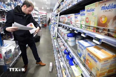 Nhân viên Cơ quan kiểm soát gian lận, các chính sách tiêu dùng và cạnh tranh Pháp kiểm tra sản phẩm sữa công thức dành cho trẻ em tại một siêu thị ở Orleans, Pháp ngày 11/1. (Nguồn: AFP/TTXVN)