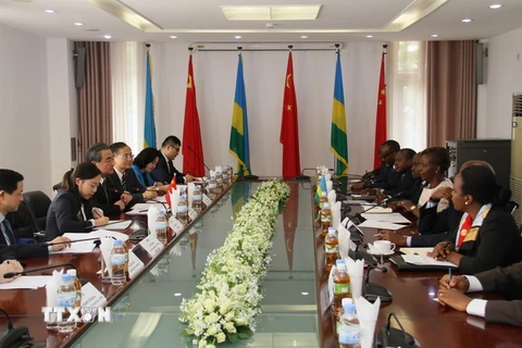 Ngoại trưởng Trung Quốc Vương Nghị (thứ 3, trái) và người đồng cấp Rwanda Louise Mushikiwabo (thứ 3, phải) tại cuộc gặp ở Kigali, Rwanda ngày 13/1. (Nguồn: THX/TTXVN)