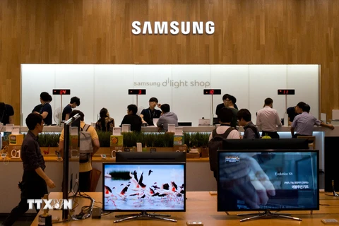 Khách hàng xem xét các sản phẩm điện tử của Samsung tại cửa hàng giới thiệu sản phẩm ở thủ đô Seoul. (nguồn: AFP/TTXVN)