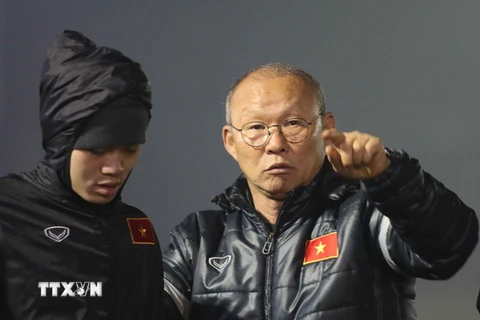 Huấn luyện viên Park Hang-seo chỉ đạo cầu thủ trong buổi tập. (Ảnh: Hoàng Linh/TTXVN)