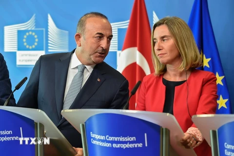Bộ trưởng phụ trách các vấn đề Liên minh châu Âu Omer Celik (trái) và Đại diện cấp cao của EU về chính sách an ninh và đối ngoại Federica Mogherini trong cuộc gặp hồi tháng 7/2017. (Nguồn: EPA/TTXVN)