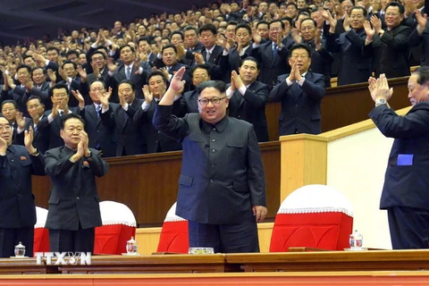 Nhà lãnh đạo Triều Tiên Kim Jong-un (giữa, phía trước) tại một sự kiện ở Bình Nhưỡng ngày 29/12/2017. (Nguồn: AFP/TTXVN)