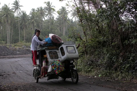 Người dân Philippines sơ tán khi núi lửa Mayon tại tỉnh Albay có dấu hiệu phun trào ngày 14/1. (Nguồn: THX/TTXVN)
