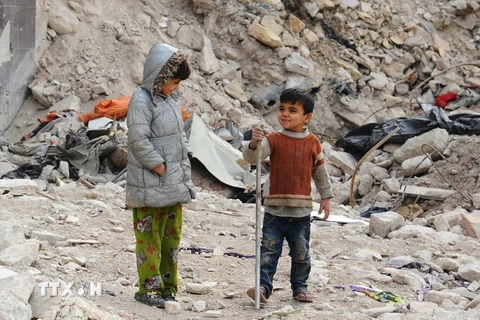  Trẻ em Syria tại khu vực Aleppo ngày 21/12/2017. (Nguồn: THX/TTXVN)