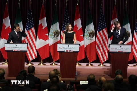 Bộ trưởng Kinh tế Mexico Ildefonso Guajardo Villarreal, Ngoại trưởng Canada Chrystia Freeland và Đại diện Thương mại Mỹ Robert E. Lighthizer tại cuộc họp báo công bố kết quả vòng 3 tái đàm phán NAFTA ở Ottawa, ngày 27/9. (Nguồn: AFP/TTXVN)
