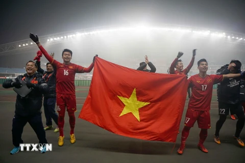 Niềm vui của ban huấn luyện và các cầu thủ đội U23 Việt Nam sau loạt sút luân lưu 11m, với chiến thắng 5-3 trước U23 Iraq, giành quyền vào Bán kết U23 châu Á 2018. (Ảnh: Hoàng Linh/TTXVN)