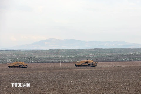 Xe tăng quân đội Thổ Nhĩ Kỳ tiến về phía Afrin từ khu vực Hatay, Thổ Nhĩ Kỳ ngày 21/1. (Nguồn: THX/TTXVN)