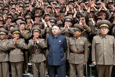 Nhà lãnh đạo Triều Tiên Kim Jong-un (giữa) trong cuộc gặp mặt các sỹ quan quân đội. (Nguồn: The Telegraph/TTXVN)
