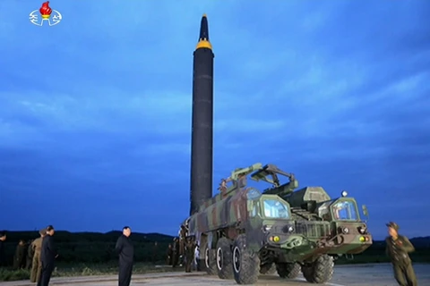Nhà lãnh đạo Triều Tiên Kim Jong-un (giữa) theo dõi công tác chuẩn bị cho vụ phóng thử tên lửa đạn đạo tầm trung Hwasong-12 tại sân bay Sunan ở Bình Nhưỡng ngày 29/8/2017. (Nguồn: Yonhap/TTXVN)