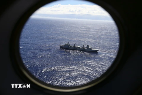 Tàu hải quân HMAS Success của Australia quét khu vực nam Ấn Độ Dương, gần bờ biển phía tây Australia trong chiến dịch tìm kiếm máy bay mất tích MH370 ngày 31/3/2014. (Nguồn: AP/TTXVN)
