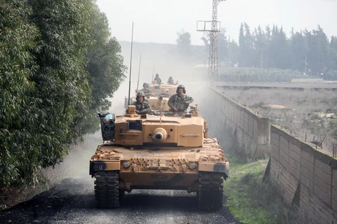 Xe quân sự từ Hatay, Thổ Nhĩ kỳ chuẩn bị tiến vào khu vực Afrin, Syria ngày 21/1. (Nguồn: THX/TTXVN)