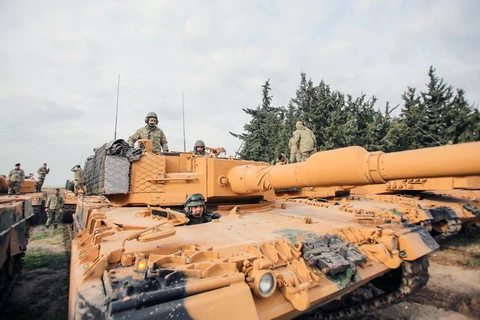 Binh sỹ và xe quân sự Thổ Nhĩ Kỳ được triển khai tại Hatay (Thổ Nhĩ Kỳ), chuẩn bị tiến vào khu vực Afrin, miền Bắc Syria. (Nguồn: THX/TTXVN)