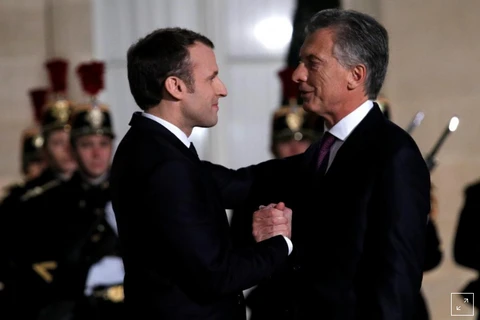Tổng thống Pháp (trái) và người đồng cấp Argentina trong cuộc gặp ở Paris ngày 26/1. (Nguồn: Reuters)