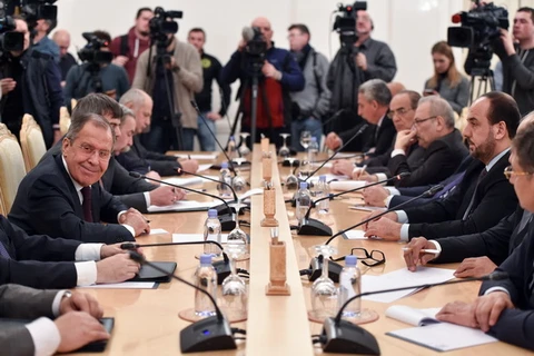 Ngoại trưởng Nga Sergei Lavrov (trái) và Trưởng đoàn đàm phán đại diện cho phe đối lập Syria Nasr Al-Hariri (thứ 2, phải) trong cuộc gặp tại Moskva ngày 22/1. (Nguồn: AFP/TTXVN)
