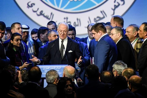 Đặc phái viên Liên hợp quốc về Syria Staffan de Mistura (giữa, phía trước) phát biểu tại Đại hội Đối thoại Dân tộc Syria ở Sochi (Nga) ngày 30/1. (Nguồn: AFP/TTXVN)