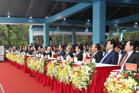 Các đồng chí lãnh đạo, nguyên lãnh đạo Đảng, Nhà nước và các đại biểu dự lễ kỷ niệm. (Ảnh: Trí Dũng/TTXVN)