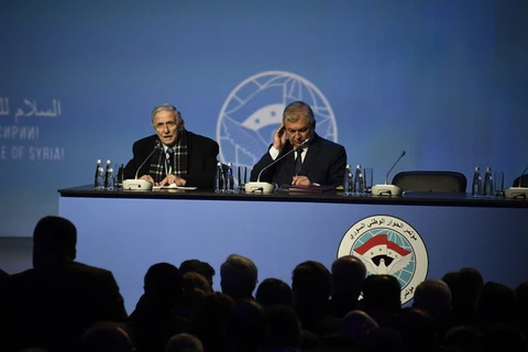 Đại diện Chính phủ Syria Mohamad Ghassan Al Qalaa (trái) và Đặc phái viên Nga về hòa bình Syria Alexander Lavrentyev tại Đại hội Đối thoại Dân tộc Syria ở Sochi (Nga) ngày 30/1. (Nguồn: AFP/TTXVN)