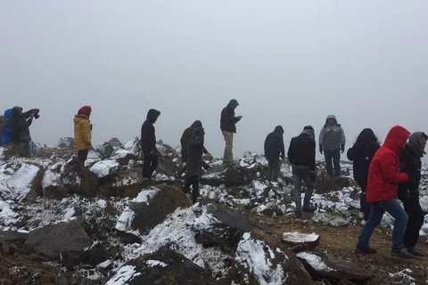 Du khách tại khu vực Thác Bạc và đỉnh đèo Ô Quy Hồ xem tuyết rơi. (Ảnh: Hồng Ninh/TTVXN)