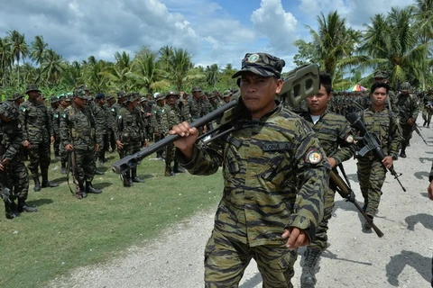 Các tay súng MILF tập trung tại căn cứ nhằm biểu thị sự ủng hộ đối với thỏa thuận hòa bình sẽ ký kết với Chính phủ, tại Sultan Kudarat, đảo miền nam Mindanao. (Nguồn: AFP/TTXVN)