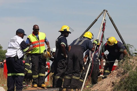 Lực lượng cứu hộ tìm kiếm các thợ mỏ mắc kẹt tại Benoni, đông Johannesburg, Nam Phi năm 2014. (Nguồn: EPA/Malaysia Insight/TTXVN)