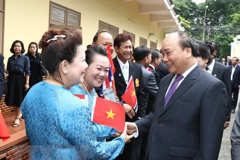 Thủ tướng Nguyễn Xuân Phúc đến thăm và nói chuyện với bà con kiều bào và cán bộ, nhân viên Đại sứ quán Việt Nam tại Thái Lan. (Ảnh minh họa. Thống Nhất/TTXVN)